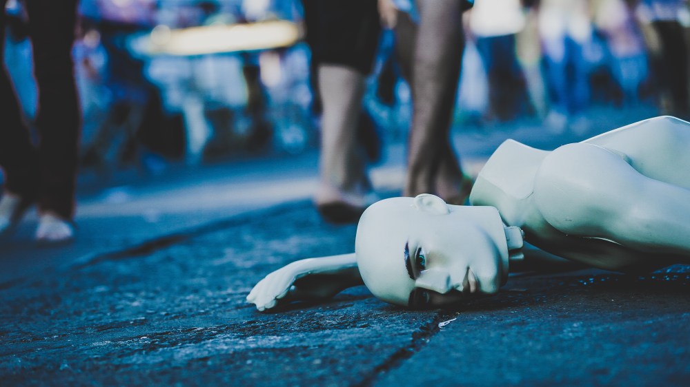 mannequin-Puppe-Individuum-lost-liegend