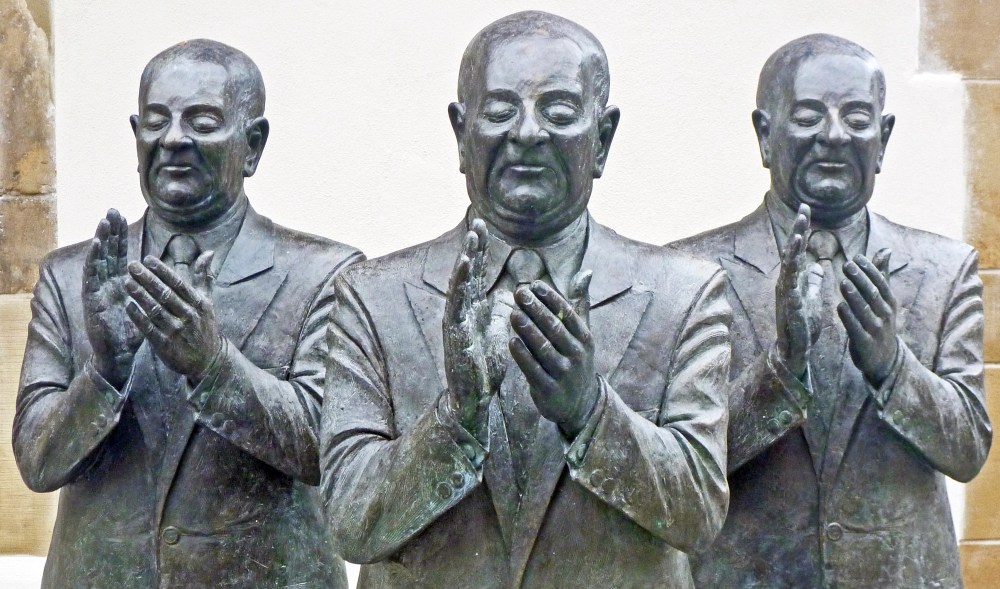 sculpture-applause-men_cinemascope