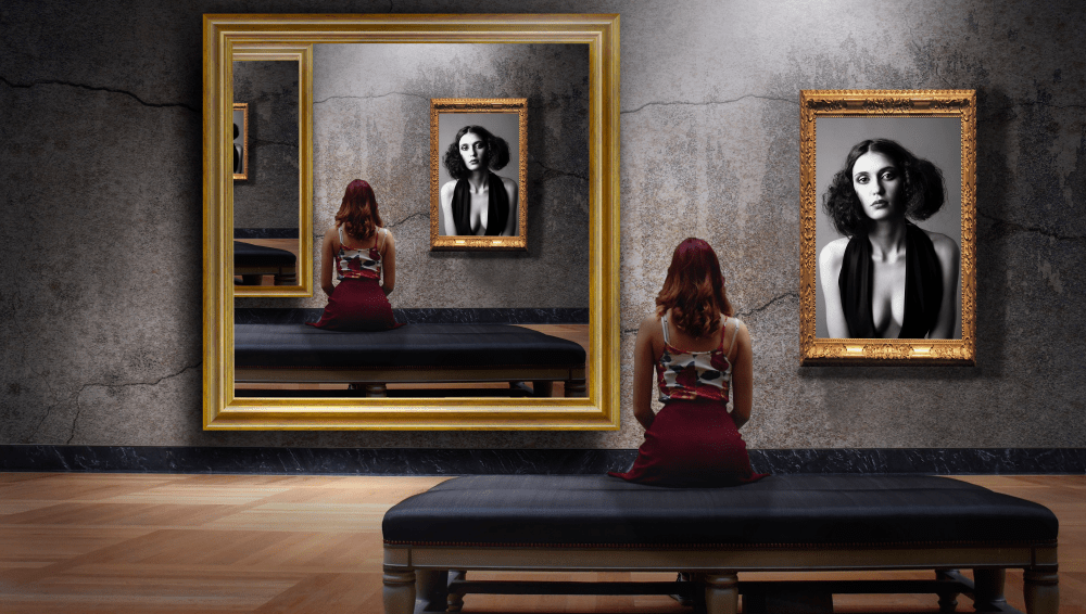 art-gallery-echoes-reflection-past-woman_panorama