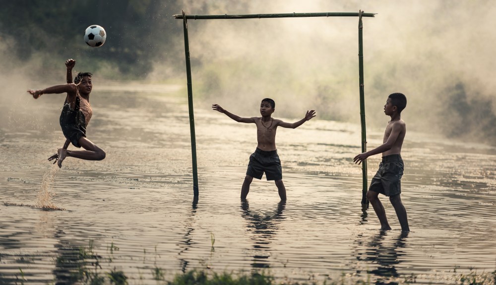 jump-boys-playing-football-in-water-freedom_panorama