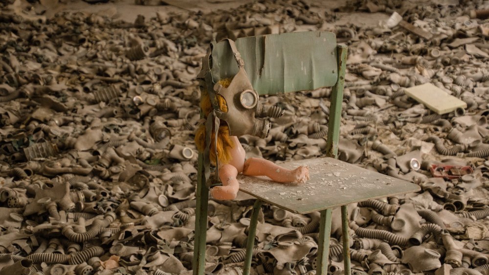 doll-gasmask-destruction