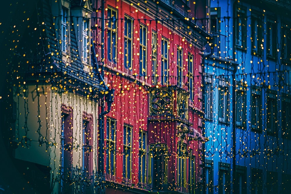 lichterkette_street_lights_colourful_Christmas_panorama