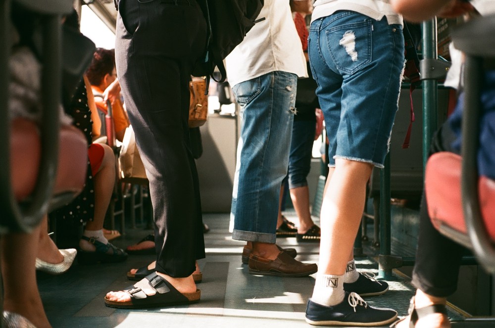 passengers_tram_Strassenbahn_Beine_crowded_panorama