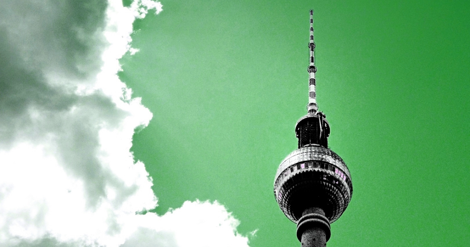 wir-machen-uns-ein-bild_Berlin_Alexanderplatz_Fernsehturm_Wolken_Himmel_gruen_panorama