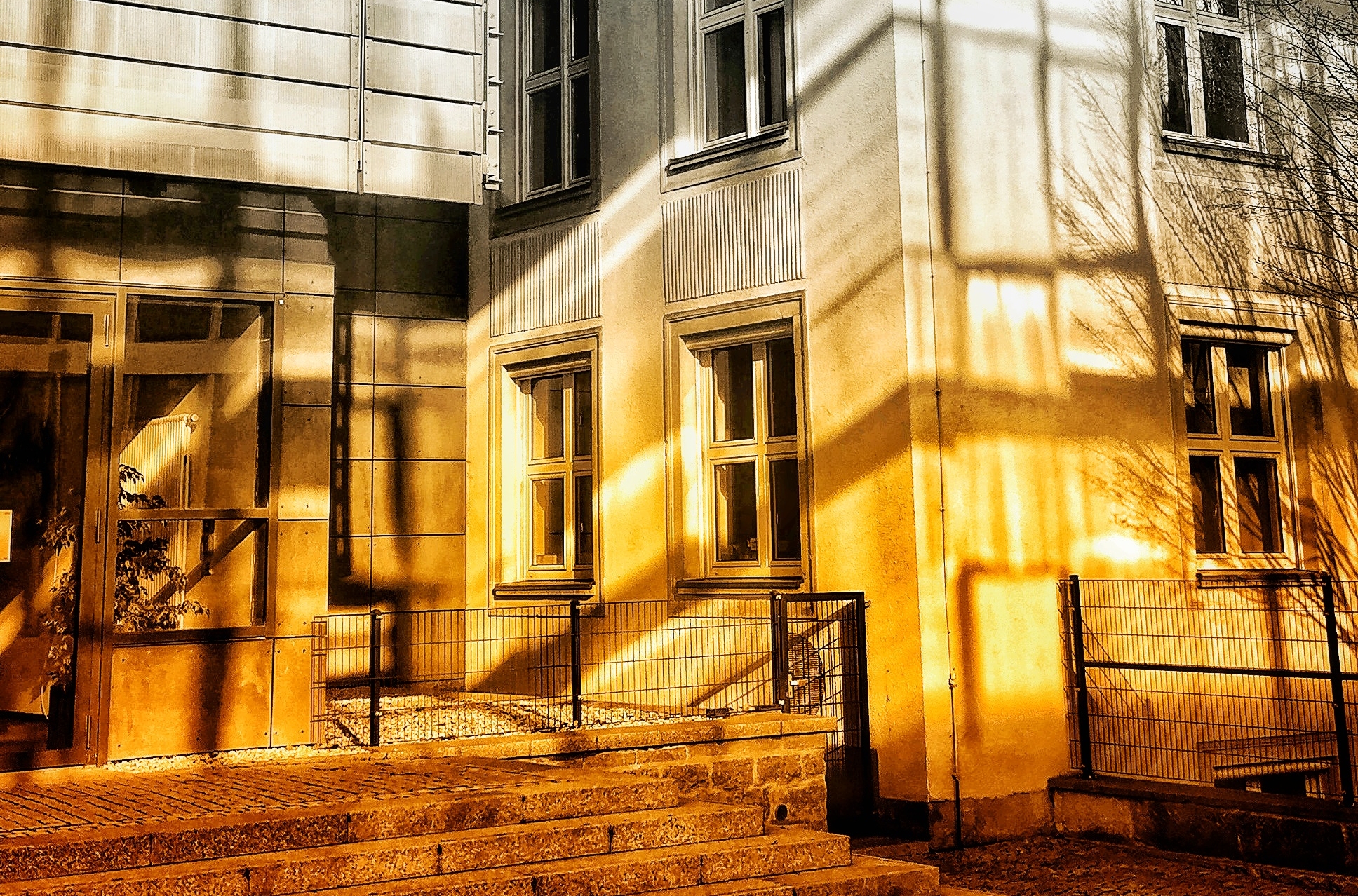 morning-breaks-the-law_architecture_dawn_colour_shadows_black-white_panorama