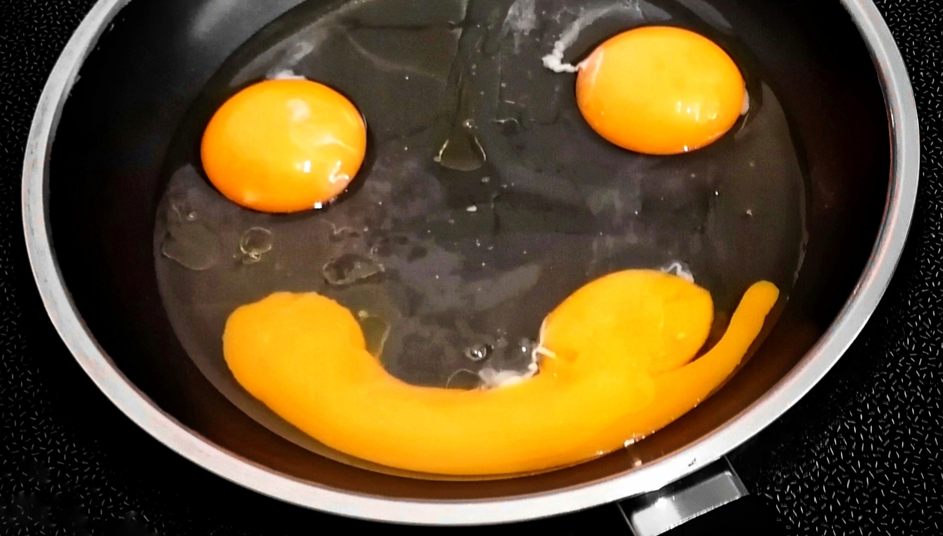 PANdemic-MOOd-EGGs_food_smiley_panorama