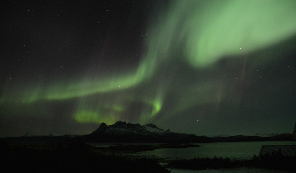 i-natten_in-der-nacht_aurora-borealis_northern-lights_panorama