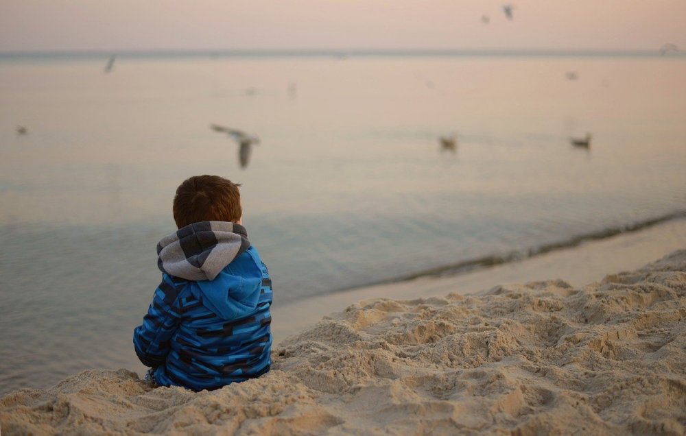 global-teapot_sitting-boy_panorama