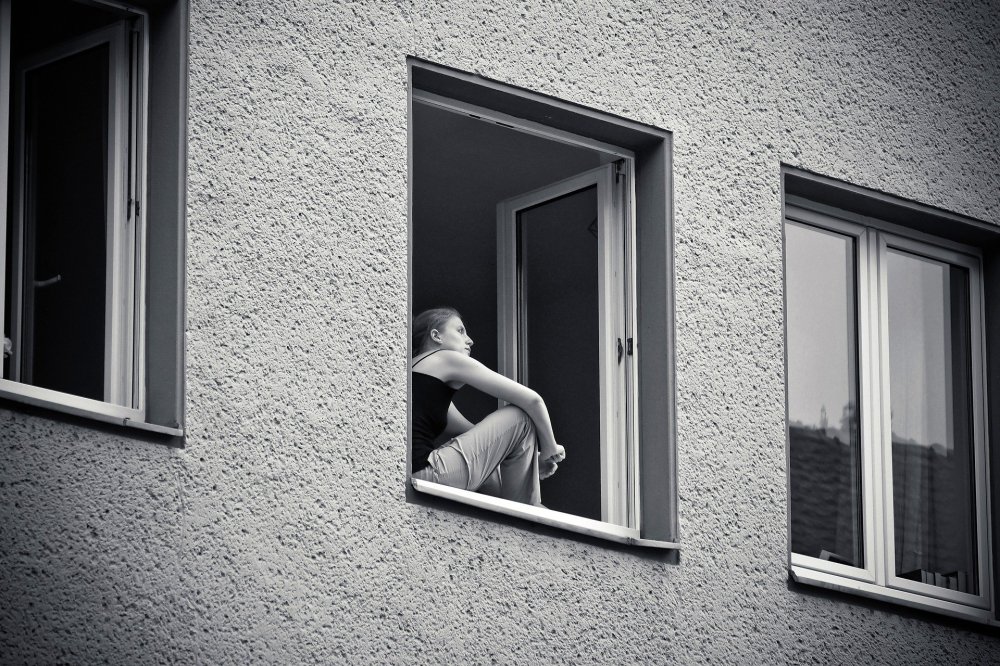 woman_portrait_window_panorama