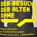 Eine Ankündigung an einer Litfaßsäule informiert in gelber Schrift über die Premiere der tragischen Komödie "Der Besuch der alten Dame" von Friedrich Dürrenmatt am 5. April 2024 am Staatsschauspiel in Dresden.