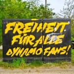 An einem Trafo-Quader steht in gelber Schrift: "Freiheit für alle Dynamo-Fans."
